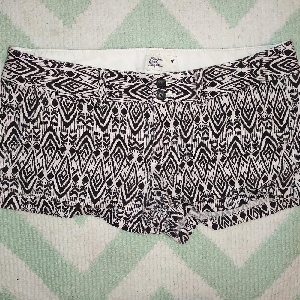AEO sz 8 b&w funky patterned shorts!